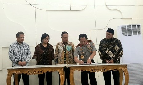 Penandatanganan Nota Kesepahaman tentang Penyelenggaraan Layanan Sertifikasi Halal bagi Produk yang Wajib Bersertifikat Halal, di Istana Wapres, Jalan Merdeka Utara No.15, Jakarta, Rabu (16/10).