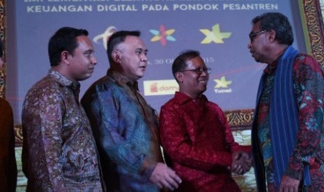 Penandatanganan nota kesepahaman terkait implementasi layanan keuangan digital untuk pondok pesantren, Jumat (30/10). 