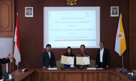 Penandatanganan nota kesepahaman Universitas Gadjah Mada dan SkyWay Technological Indonesia di Kantor Pusat UGM, Senin (19/2).