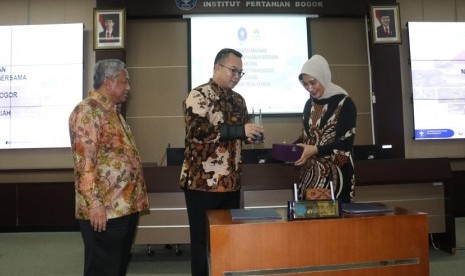 penandatanganan Nota Kesepahaman yang dilakukan Direktur Utama Bank Mega Syariah Emmy Haryanti (kanan) dan Dr Arif Satria, SP, MSi. selaku Rektor IPB (tengah) yang turut dihadiri oleh Prof Mohammad Nuh selaku Komisaris Utama Bank Mega Syariah.