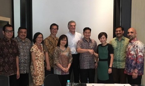 Penandatanganan Nota Kesepakatan antara President Director PT Sumber Alfaria Trijaya Tbk Hans Prawira dengan Director PT Johnson & Johnson Indonesia Prashant Mahalingam (14/3).