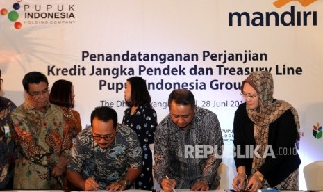 Penandatanganan perjanjian fasilitas kredit modal kerja dan Treasury Line antara PT Bank Mandiri (Persero) Tbk dan Pupuk Indonesia Group di Jakarta, Selasa (28/6).