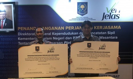 Penandatanganan perjanjian kerja sama pemanfatan data kependudukan antara Ditjen Dukcapil Kemendagri dengan PT Jelas Karya Wasantara di Jakarta, Jumat (13/12).