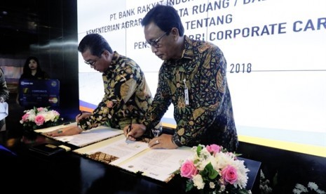 Penandatanganan Perjanjian Kerja Sama (PKS) antara Kementerian Agraria dan Tata Ruang (ATR)/Badan Pertanahan Nasional (BPN) dengan Bank Rakyat Indonesia (BRI) di Gedung BRI, Jakarta, Rabu (16/5). 