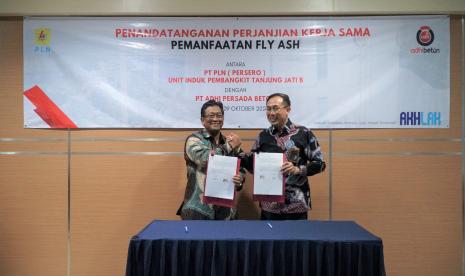 Penandatanganan Perjanjian Kerja Sama (PKS) terkait pemanfaatan Fly Ash and Bottom Ash (FABA) yang dihasilkan oleh PLTU Tanjung Jati B menjadi bahan baku beton antara General Manager PLN UIK Tanjung Jati B, Hari Cahyono (kanan) dan Direktur Utama PT Adhi Persada Beton, Harimawan (kiri) di Jepara pada Senin (9/10/2023).