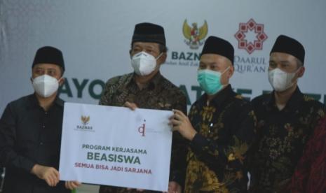 Penandatanganan perjanjian kerja sama program Beasiswa Semua Bisa Jadi Sarjana (SBJS), dilakukan Ketua Baznas RI Prof Dr KH Noor Achmad, MA, dengan Pimpinan Pondok Pesantren Daarul Quran KH Yusuf Mansur di Institut Daarul Qur