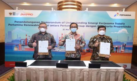 Penandatanganan Perjanjian Kerja Sama Supply Pertamina RD antara Direktur Utama PT Kilang Pertamina Internasional (PT KPI) Taufik Aditiyawarman, Direktur Utama PT Pertamina Patra Niaga (PT PPN) Alfian Nasution, dan Direktur Dukungan Bisnis PT Jakarta Propertindo Muhammad Taufiqurrahman di Ruang Herritage, Hotel Indonesia Kempinski, Jakarta Pusat, Selasa (31/5/2022).