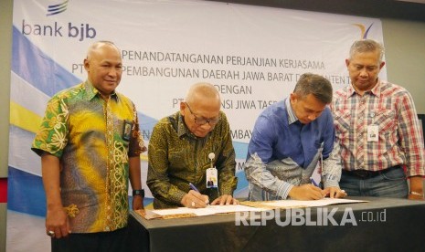 Penandatanganan Perjanjian Kerjasama Bank BJB dengan PT Asuransi Jiwa Taspen tentang Layanan Pelimpahan Pembayaran Premi Asuransi, di Ibis Style, Jalan Braga, Kota Bandung, Jumat (10/5).