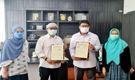 Puskes Haji dan FK UIN Jakarta Lakukan Asessment Ilmiah. Foto: Penandatanganan Perjanjian Kerjasama Puskeshaji dengan FK. UIN Syarif Hidayatullah Jakrta, tentang Pendidikan,Peneliti Pengabdian Kepada Masyrkt dlm Bid. Menasik Kes.Haji & Kedokteran Haji. 