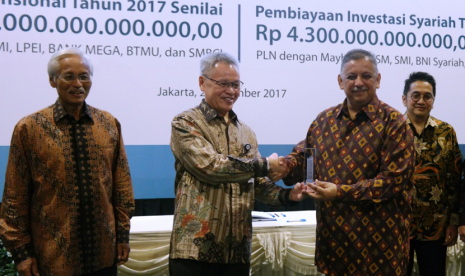 Penandatanganan perjanjian kredit dilakukan oleh Direktur BCA Rudy Susanto, Direktur Keuangan PT PLN (Persero) Sarwono Sudarto, dan direksi manajemen institusi keuangan lain yang berpartisipasi disaksikan Direktur Utama PLN Sofyan Basir.