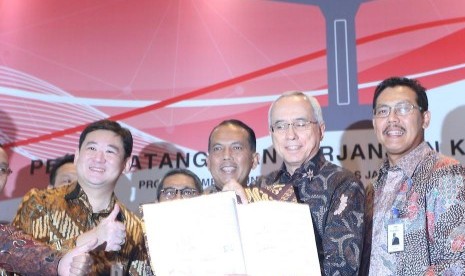 Penandatanganan Perjanjian Kredit Sindikasi di Jakarta, Selasa (27/11) antara Direktur PT JTD Jaya Pratama (JJP) Frans Sunito, Pemimpin Divisi Bisnis Korporasi dan Multinasional 1 (LMC 1) BNI Benny Yoslim, Pemimpin Unit Sindikasi BNI Rommel Sitompul, dan segenap pimpinan bank peserta sindikasi untuk pembiayaan jalan tol Semanan-Pulo Gebang.