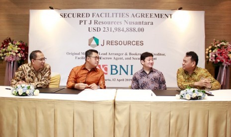 Penandatanganan Perjanjian Pinjaman Sindikasi PT Bank Negara Indonesia (Persero) Tbk (BNI) dan PT J Resources Nusantara (JRN) di Jakarta.