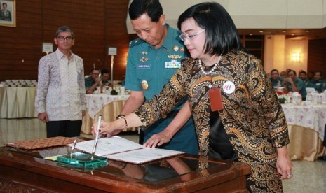 Penandatanganan perpanjangan Perjanjian Kerjasama antara TNI Angkatan Laut dengan  BNI di Gedung Utama Markas Besar TNI AL, Cilangkap, Jakarta, Jumat (29/6).