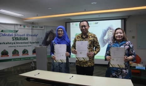 Penandatanganan piagam kesepakatan antara Global Wakaf, BNI Sekuritas, serta Bursa Efek Indonesia terkait Galeri Wakaf Saham.