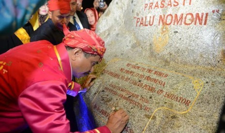 Penandatanganan prasasti Palu Nomoni dalam event festival Palu Nomoni.