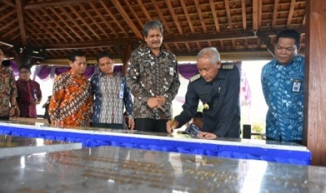 Penandatanganan prasasti pembangunan empat jembatan dan 15 ruas  jalan Kabupaten Sleman di Balkondes Tebing Breksi, Kamis (14/3). 