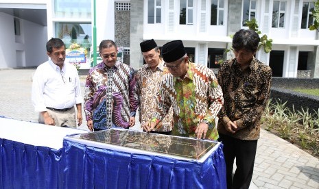   Penandatanganan prasasti peresmian Twin Building KH Ibrahim oleh Ketua Umum PP Muhammadiyah, Dr Haedar Nashir. 