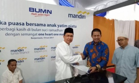 Penandatanganan Standing Instruction (SI) Bank Mandiri Region IX Kalimantan dengan Mandiri Amal Insani (MAI) Foundation melalui program zakat payroll.