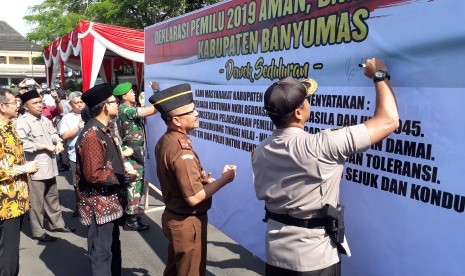  Penandatatanganan deklarasi Pemilu Damai di sela upacara  gelar pasukan untuk pengamanan Pemilu 2019 di Alun-alun Kota Purwokerto. 