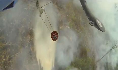 Penanganan kebakaran hutan dengan penyiraman dari udara.