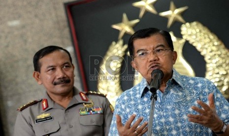 Penanganan Novel Baswedan. (dari kiri) Jenderal (Pol) Badrodin Haiti dan Wakil Presiden Jusuf Kalla menggelar konferensi Pers di Mabes Polri, Jakarta, Sabtu (1/5).