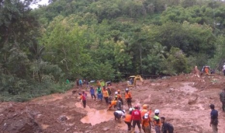 Penanganan tanah longsor di Desa Wukirsari, Kecamatan Imogiri,  Kabupaten Bantul, Senin (18/3) pagi. 