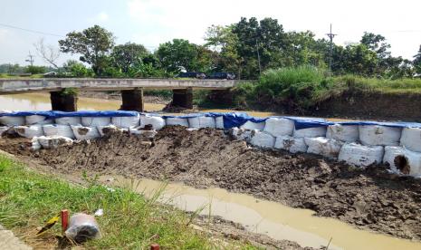 Penanganan tanggul jebol di saluran induk Sindupraja di Desa Gedangan, Kecamatan Sukagumiwang, Kabupaten Indramayu, terus dilakukan, Senin (14/6). Jebolnya tanggul itu menyebabkan ribuan hektare sawah di delapan kecamatan tak mendapat pasokan air.