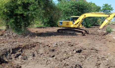 Penanganan tanggul jebol di saluran induk Sindupraja di Desa Gedangan, Kecamatan Sukagumiwang, Kabupaten Indramayu, terus dilakukan, Senin (14/6). Jebolnya tanggul itu menyebabkan ribuan hektare sawah di delapan kecamatan tak mendapat pasokan air.