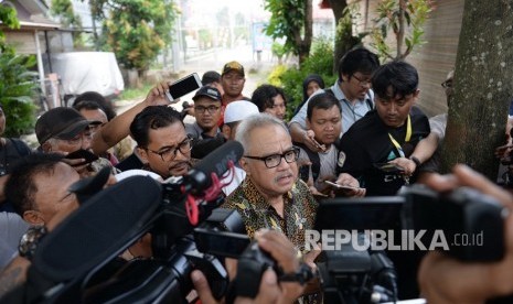 Penangguhan Pembebasan Baasyir. Ketua Dewan Pembina Tim Pengacara Muslim (TPM) Mahendradatta memberikan konferensi pers usai bertemu Abu Bakar Baasyir di LP Gunung Sindur, Bogor, Jawa Barat, Rabu  (23/1/2019).