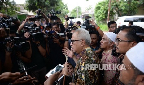 Penangguhan Pembebasan Baasyir. Ketua Dewan Pembina Tim Pengacara Muslim (TPM) Mahendradatta memberikan konferensi pers usai bertemu Abu Bakar Baasyir di LP Gunung Sindur, Bogor, Jawa Barat, Rabu  (23/1/2019).