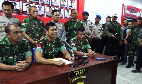 Penanggung jawab Operasi Tinombala yang juga Kapolda Sulawesi Tengah Brigjend Pol Rudy Sufahriadi (kedua dari kiri) memberikan keterangan kepada wartawan (ilustrasi)