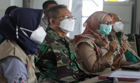 Penanggung Jawab Rumah Sakit Lapangan Indrapura (RSLI) Laksamana Pertama TNI I Dewa Gede Nalendra Djaya Iswara (kedua kiri), 