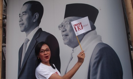 Penani dan pemain film Nungki Kusumastuti mengibarkan bendera saat mengikuti deklarasi Alumni Institut Kesenian Jakarta (IKJ) yang mendukung Capres dan Cawapres nomor urut 01 Joko Widodo-Ma'ruf Amin di Rumah Aspirasi Rakyat #01, Jakarta, Sabtu (9/2/2019). 