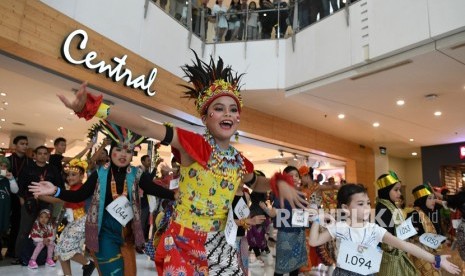 Penari berkostum tradisional Indonesia menari dalam perhelatan Indonesia Menari 2019 di Grand Indonesia, Jakarta, Ahad (17/11/2018).