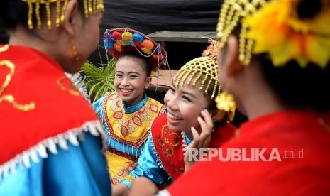 Penari bersap membawakan tarian betawi saat memerihakan festival Condet, Jakarta, Sabtu(29/7).