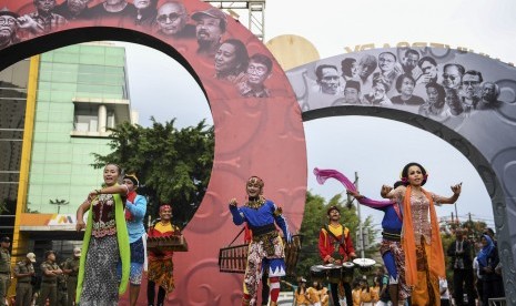 Penari dan musisi tradisional tampil saat mengikuti Cikini Karnaval di Taman Ismail Marzuki, Jakarta.