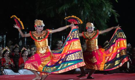 Penari dari kelompok Gamelan Belaluan Sadmerta tampil saat pagelaran perdana Bali World Culture Celebration (BWCC) 2022 di Denpasar, Bali, Selasa (14/6/2022). Perayaan kebudayaan dunia di Bali itu diselenggarakan sebagai kegiatan apresiasi budaya dalam upaya mewujudkan Bali sebagai pusat kebudayaan dunia dengan menampilkan berbagai penampilan seni budaya dari Bali dan sejumlah negara seperti Amerika Serikat, Belanda, Belgia, Jepang, Spanyol dan Taiwan secara luring dan daring. 