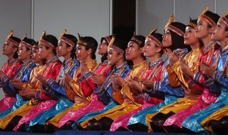 Penari dari Paduan Suara Mahasiswa (PSM) Universitas Padjadjaran (Unpad) membawakan tarian Saman pada acara Pre-Competition Concert di Graha Sanusi Unpad, Bandung, Jawa Barat, Selasa (3/4) malam.