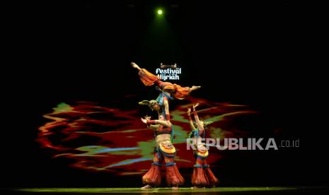 Penari dari Xinjiang saat tampil dalam gelaran Festival Hijriah di Gedung Graha Bhakti Budaya, Jakarta, Rabu (19/7/2023). 