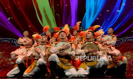 Penari dari Xinjiang saat tampil dalam gelaran Festival Hijriah di Gedung Graha Bhakti Budaya, Jakarta, Rabu (19/7/2023). Republika bersama Kamar Dagang dan Industri (KADIN) Indonesia Komite Tiongkok menggelar Festival Hijriah dalam rangka menyambut 1 Muharram 1445 H. Kegiatan tersebut akan digelar di sembilan kota hingga 10 Agustus mendatang dengan menampilkan beragam kegiatan seperti tausiyah dan pementasan seni budaya Xinjiang dari komunitas lokal. 