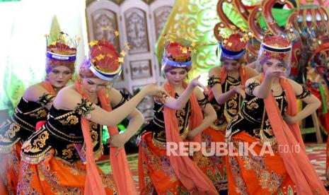 Penari Gandrung tampil pada acara pembukaan Banyuwangi Festival 2021 di Pendopo Banyuwangi, Jawa Timur, Rabu (17/2/2021). Sebanyak 102 agenda Festival bertema Colorful Hybird Concept akan digelar secara langsung dan virtual sebagai adaptasi di masa pandemi COVID-19. 