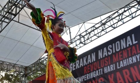 Penari membawakan tarian Jaipong saat Gerakan Nasional Revolusi Mental di Taman Menteng, Jakarta, Jumat (6/6)