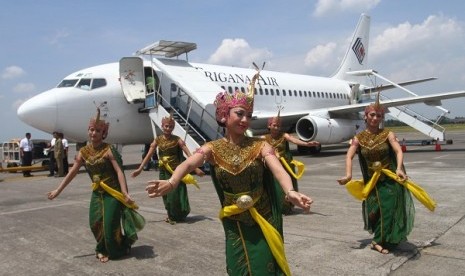 Penari membawakan tarian merak sesaat sebelum penerbangan perdana Trigana Air dari Bandara Adi Sumarmo, Solo, Rabu (18/4).