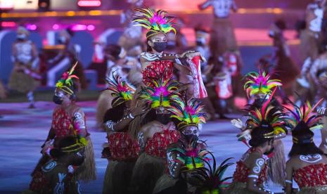 Penari membawakan tarian nusantara pada Upacara Penutupan Peparnas Papua di Stadion Mandala Jayapura, Papua, Sabtu (13/11/2021).