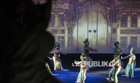 Penari membawakan tarian Rineka Dewi dari Maestro tari klasik Sunda Indrawati Lukman dalam pentas Temu Dua Maestro di De Majestic Braga, Bandung, Jawa Barat, Minggu (15/10). Pertunjukan seni tari tersebut mengangkat kisah tentang tarian putri berkarakter halus yang menggambarkan keindahan dan kecantikan pelangi melalui kekayaan gradasi warna tujuh selendang yang digunakan para penari.