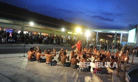 Penari menampilkan Tari Kecak di kawasan Terminal Kedatangan Domestik, Bandara Internasional I Gusti Ngurah Rai, Bali, Minggu (29/12/2019). Pengelola Bandara Ngurah Rai menghadirkan Tari Kecak tersebut untuk mengenalkan kebudayaan Bali serta memberikan hiburan bagi para pengguna jasa bandara pada musim libur Natal 2019 dan tahun baru 2020. 