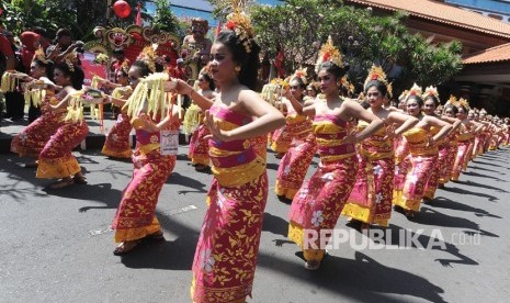 Penari menampilkan Tari Pendet pada pembukaan Kongres V PDI Perjuangan di Sanur, Denpasar, Bali, Kamis (8/8/2019). 