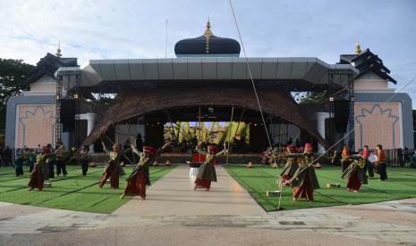 Penari menampilkan tarian Khanduri Raya saat pembukaan Aceh Culinary Festival tahun 2022 di Taman Sulthanah Shafiatuddin, Banda Aceh, Jumat (5/8/2022). Aceh Culinary Festival tahun 2022 yang diikuti sejumlah UMKM se-Sumatera tersebut berlangsung 5 - 7 Agustus 2002 untuk memperkenalkan dan mempromosikan makanan tradisional khas nusantara kepada wisatawan dalam upaya meningkatkan perekonomian masyarakat.