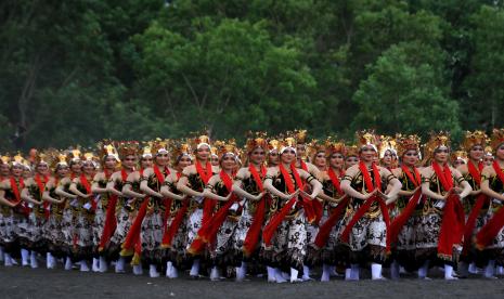 (ILLUSTRATION) Gandrung dancer.