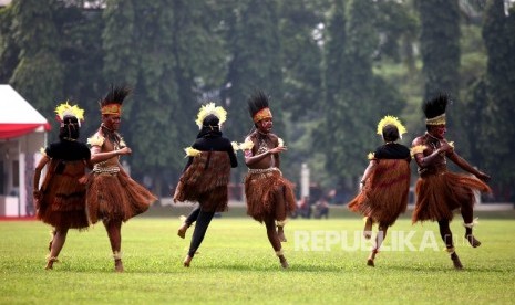 Penari menarikan taripersahabatan usai penutupan Ekspedisi NKRI Koridor Papua Barat tahun 2016 di Lapangan Makopassus, Cijantung, Jakarta, Jumat (3/6).(Republika/Rakhmawaty La'lang)